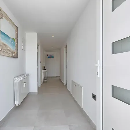 La Mer-2 By Interhome شقة بولا